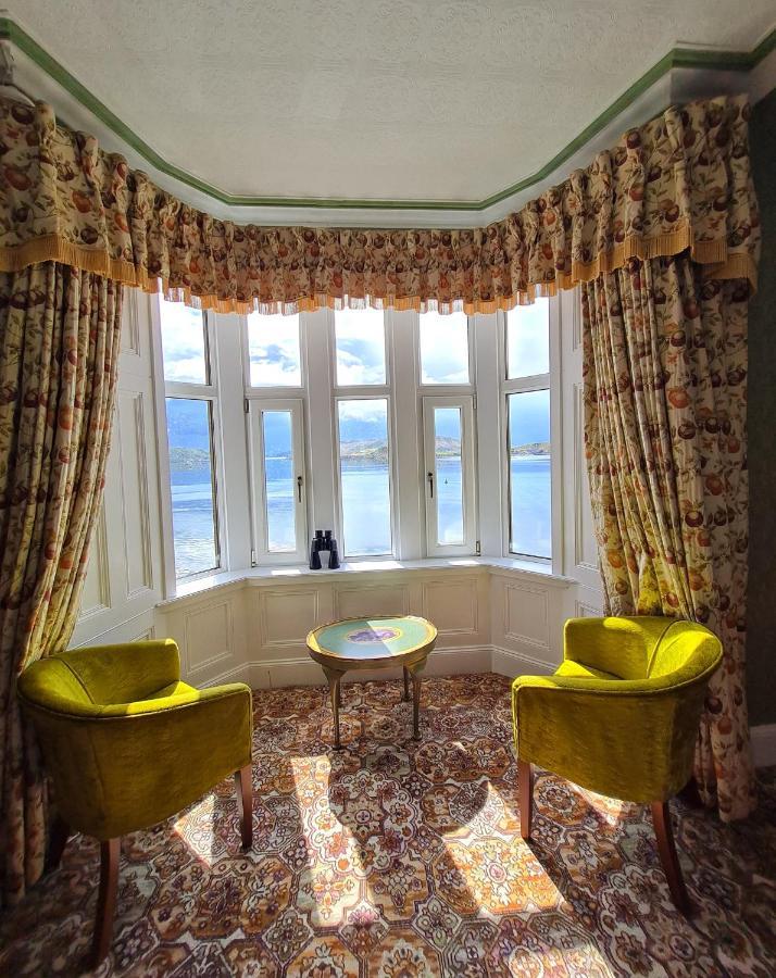 Zimmer mit Kingsize-Bett und Meerblick